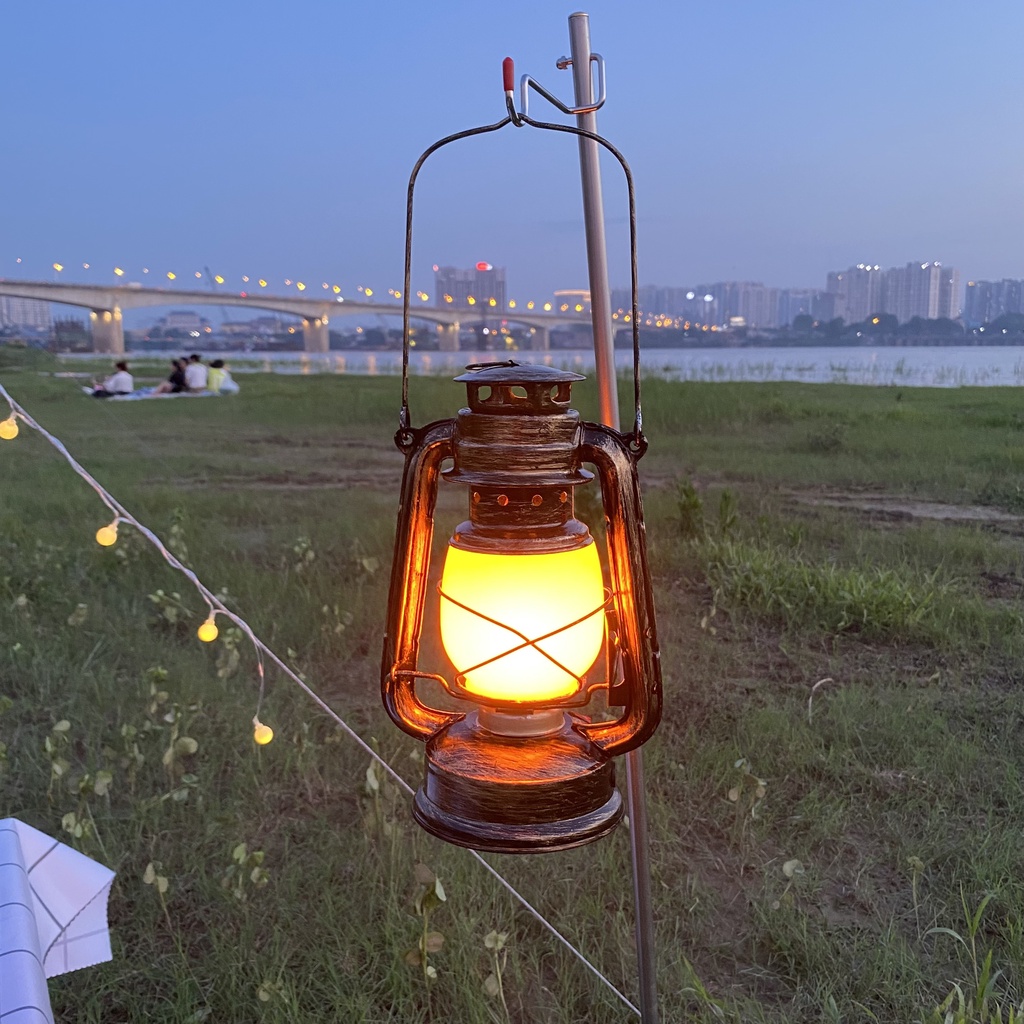 Đèn bão tích điện giả cổ ánh sáng ngọn lửa- Đèn bão vintage dùng đi cắm trại, trang trí- Bụi Travel