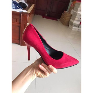 Giày cao gót da lộn đỏ có đính đá ở gót