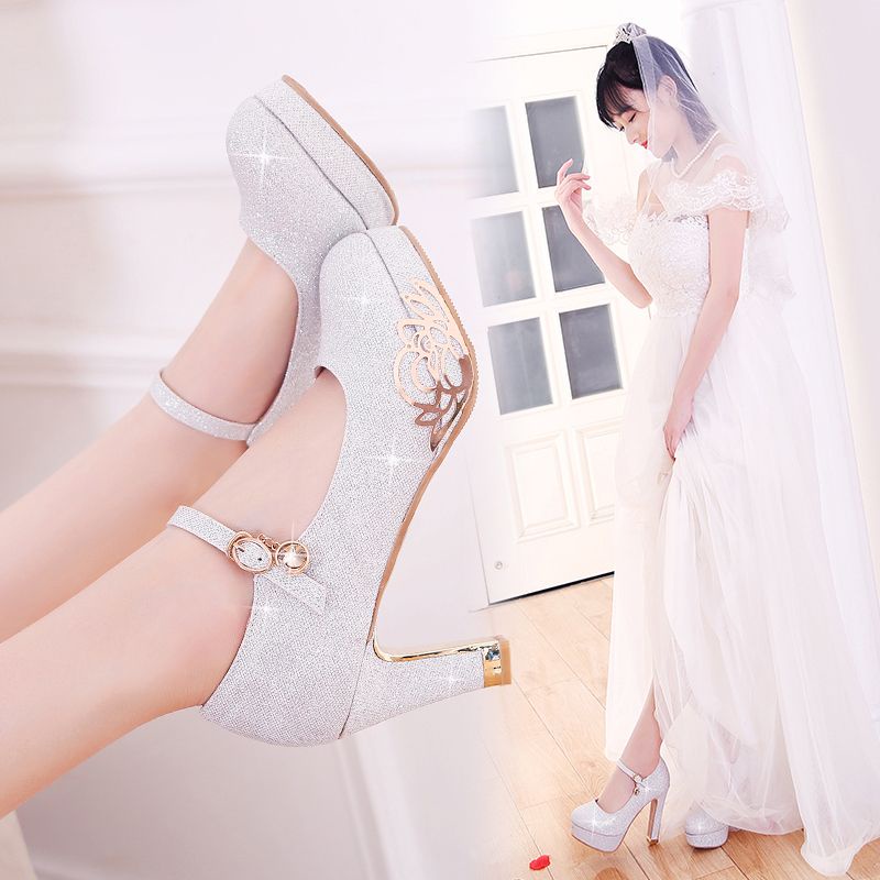 Giày Cao Gót Đính Pha Lê Lấp Lánh Màu Bạc Chống Thấm Nước Có Khóa Cài Cho Cô Dâu