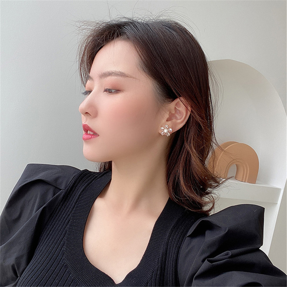 Hoa tai đính ngọc trai hình hoa xinh xắn cho nữ