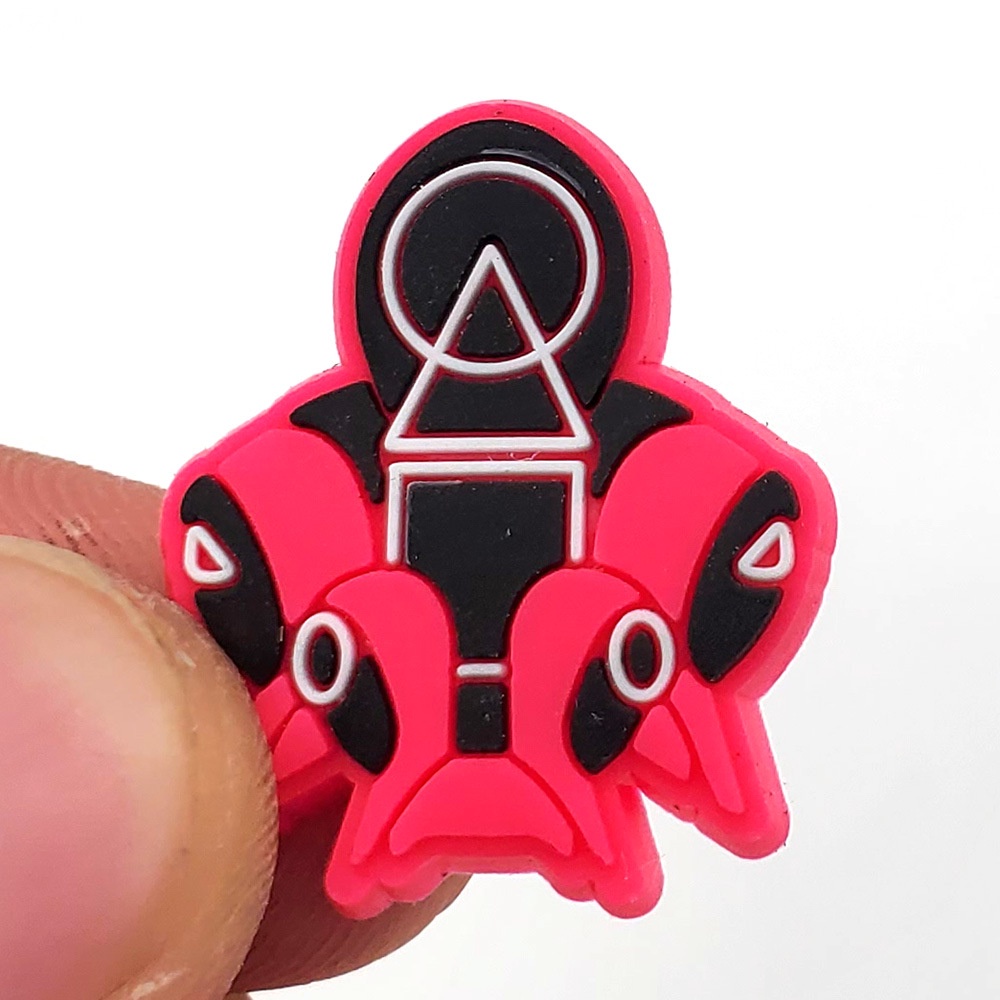 Phụ kiện trang trí dép hình nhân vật trong phim "Squid game"