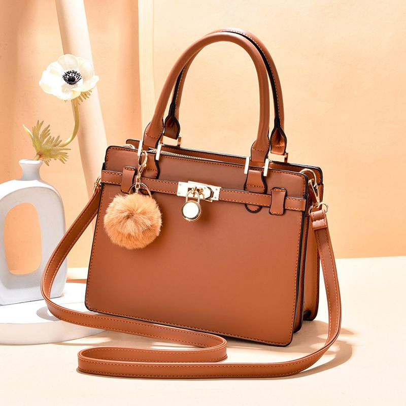 Một chiếc túi xách thời trang mới dành cho phụ nữ theo xu hư
