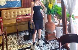 Đầm yếm xẻ tà