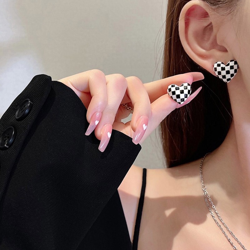 Bông tai đinh tán chốt bạc họa tiết trái tim kẻ ca rô tráng men màu sắc tương phản