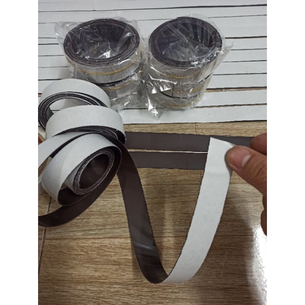 (Siêu rẻ) Cuộn nam châm dẻo khổ 2.5cm phủ băng keo độ dày 1.2 ly giá xưởng