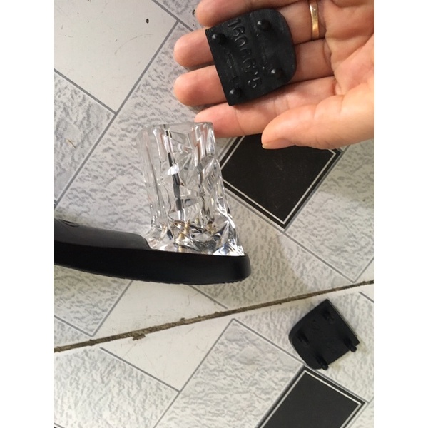 Phụ kiện móc giày- đế gót trong