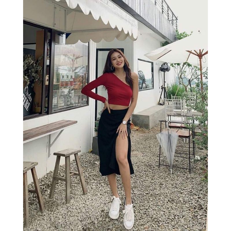 Áo thun croptop lệch vai một bên tay dài