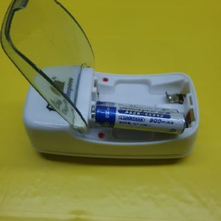 Đế sạc pin và 1 đôi pin AAA .