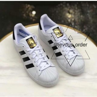 Giày Adidas Superstar tem vàng