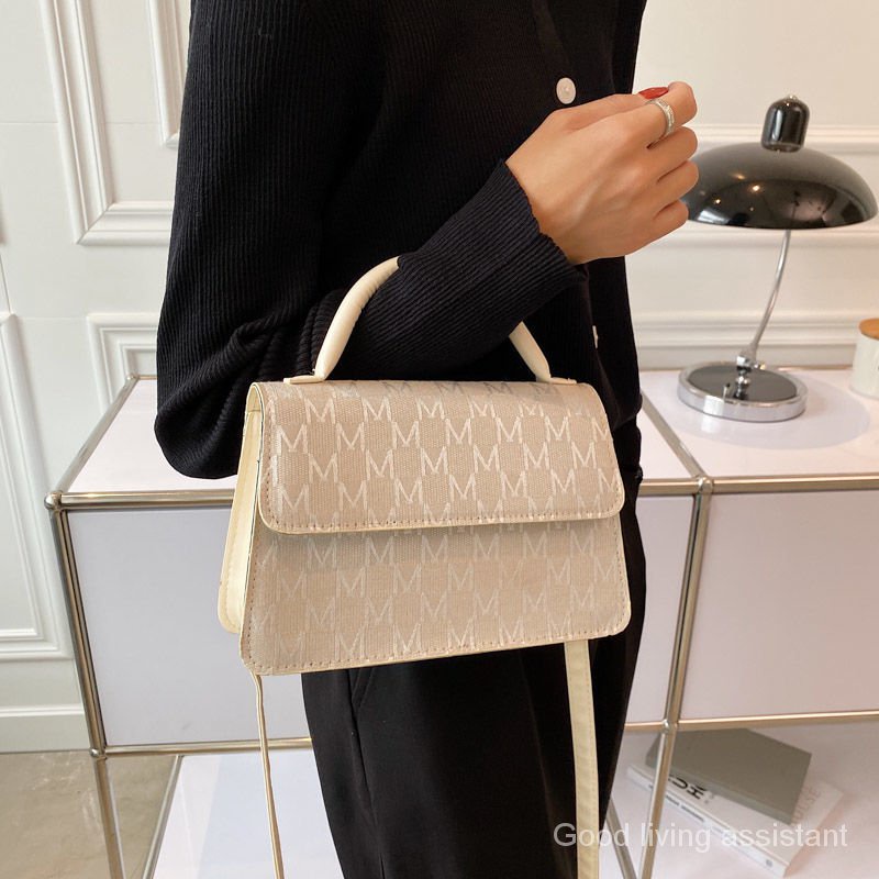 Túi đeo vai phong cách retro thời trang mùa hè