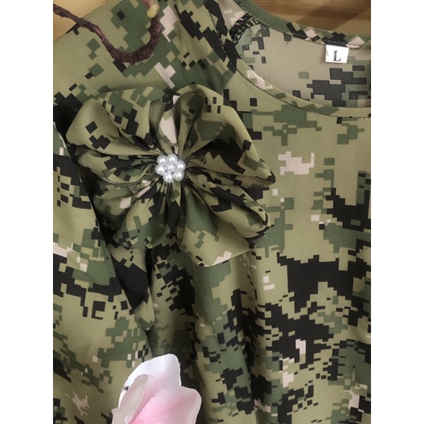 Áo dài xanh rằn ri đính hoa lụa