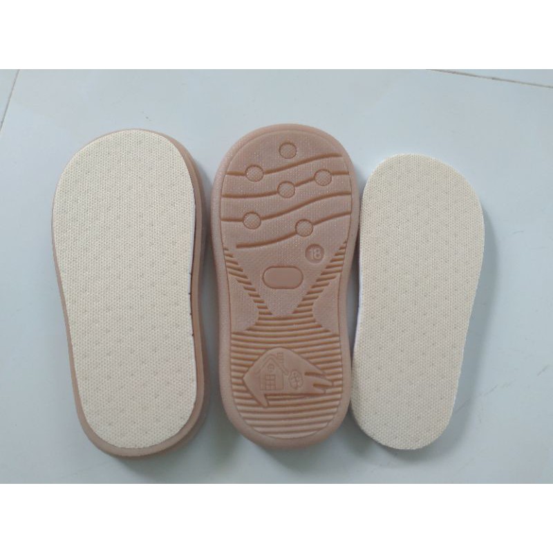 Đế giày  cao  su  có lót cho  bé