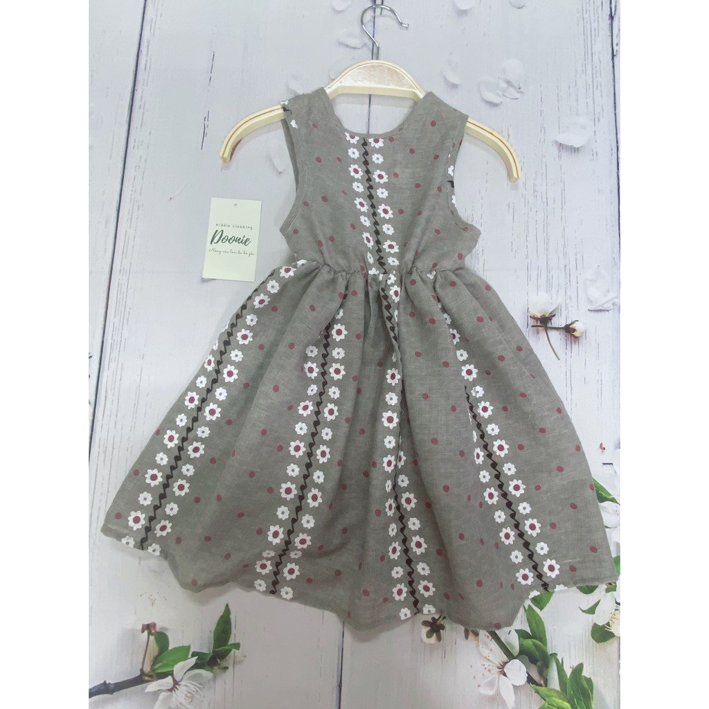 [Molly Dress] Váy thiết kế Doonie dáng xòe khoét V lưng màu xám họa tiết hoa dây cho bé gái - ẢNH TH