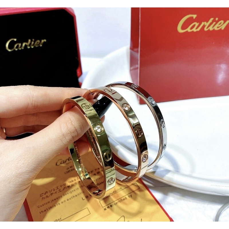 Vòng tay Catier bản bấm có đính soàn Titan Không Đen Không Dị ứng - full box