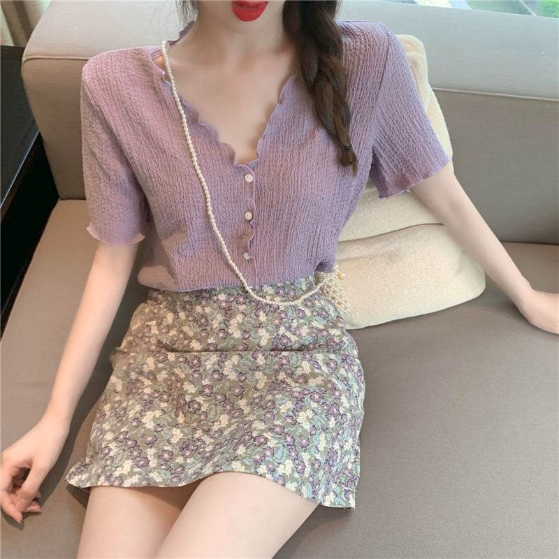 Set đồ BH gồm áo cổ chữ V bằng vải voan và chân váy in hoa cho nữ