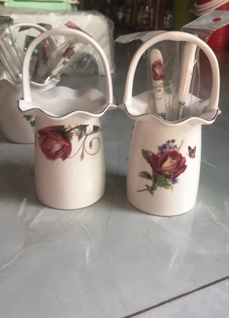 Thố sứ cắm thia dĩa