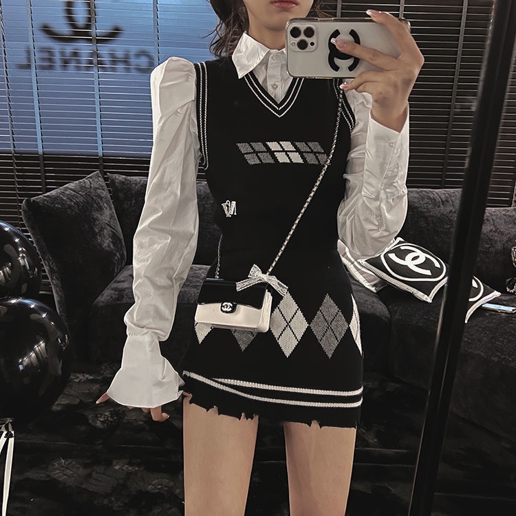 Set trang phục 2 món áo sweater không tay và chân váy ôm hông vải dệt kim thời trang mùa xuân 2022 có bán lẻ