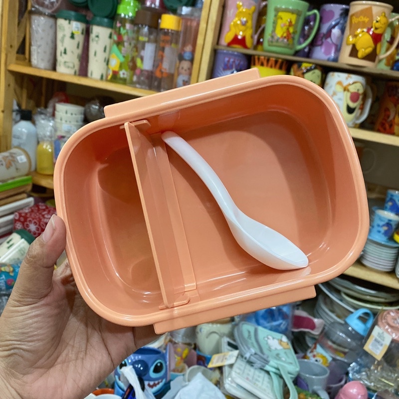 Hộp cơm nhựa nắp gài Gấu Pooh kèm muỗng