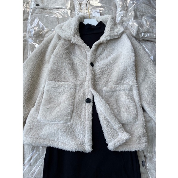 set váy body đen cổ 3p mix áo lông trắng thụng