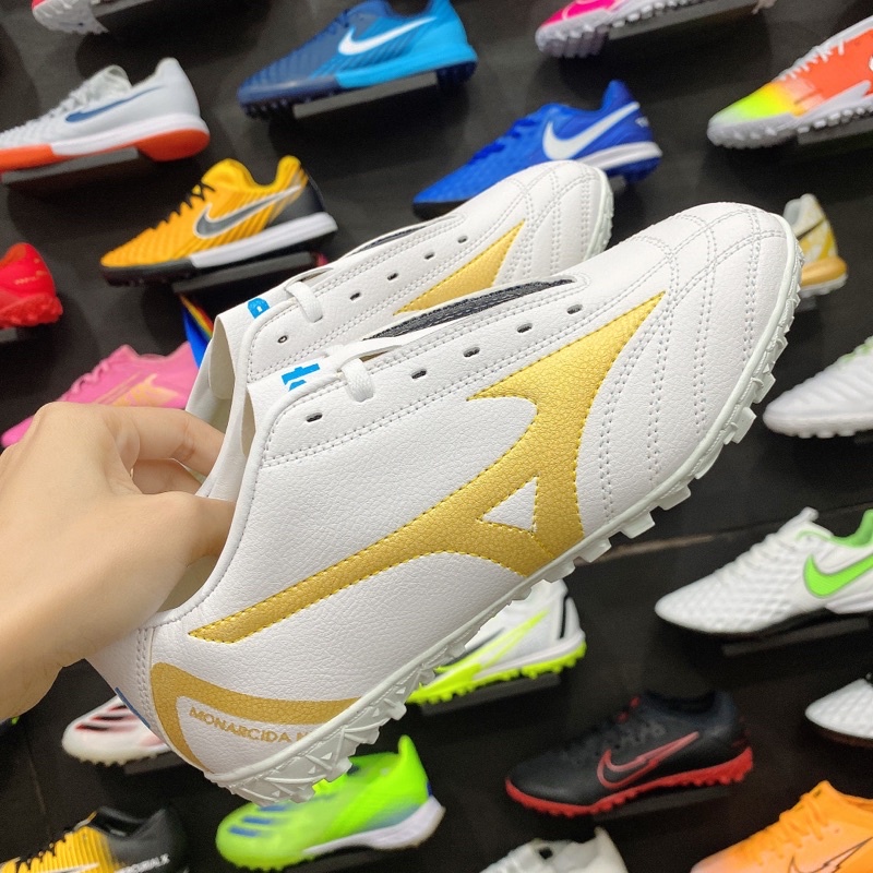 Giày đá bóng MIZUNO PHỦI HT TF ( Vàng đồng ) đã khâu full đế.