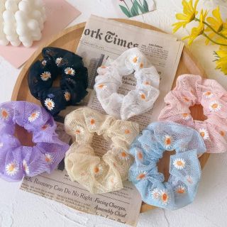 Cột tóc Scrunchie thêu hoa cúc họa mi nhiều màu pastel