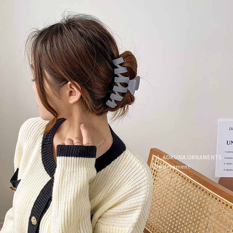 Kẹp Tóc Hình Cá Mập Màu Trà Sữa Cỡ Lớn Thời Trang Thanh Lịch Cho Nữ