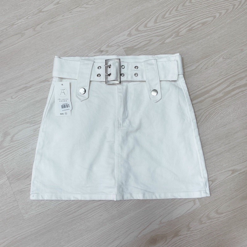 Chân váy ngắn kaki phối thắt lưng cá tính