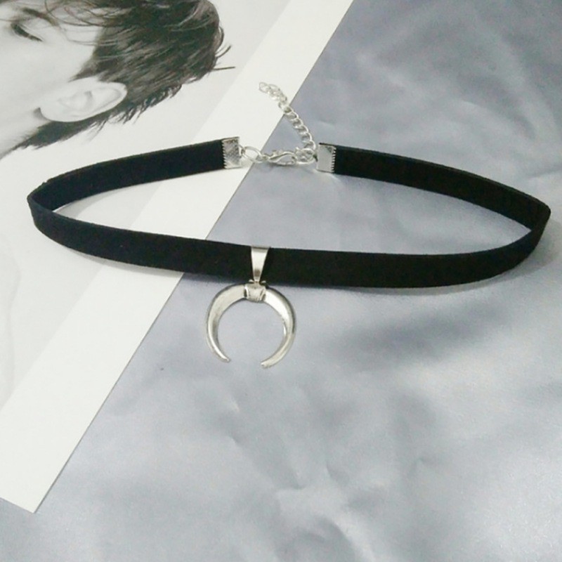 Vòng cổ choker mặt hình trăng khuyết phong cách cổ điển cá tính cho nữ
