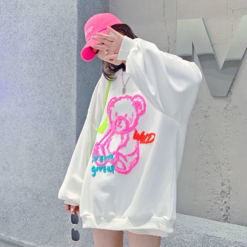 Áo nỉ cổ tròn, gấu hồng Moschino. | BigBuy360 - bigbuy360.vn