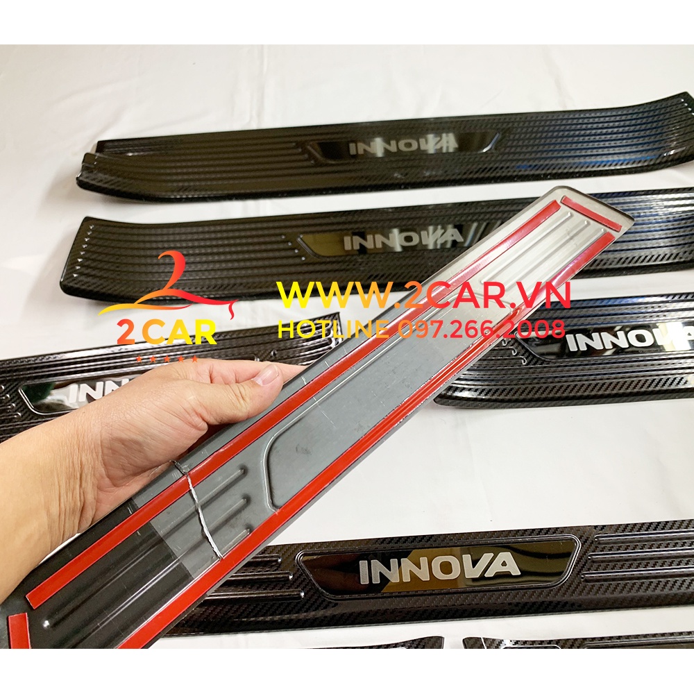 Ốp bậc cửa, Nẹp bước chân CARBON xe Toyota Innova đời 2017-2021 vân cacbon cao cấp