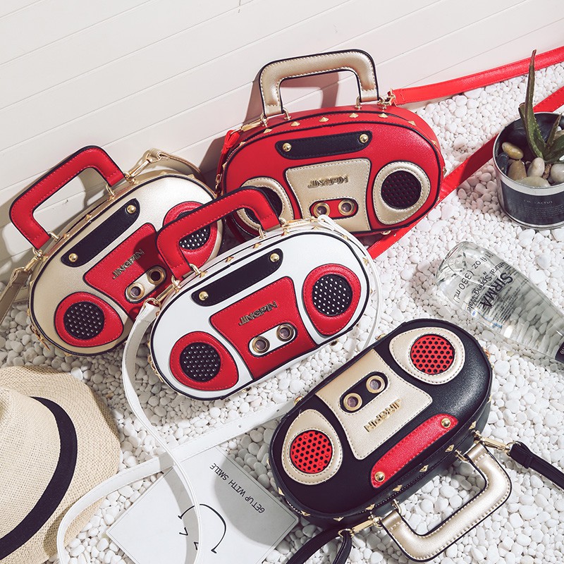 Túi xách đeo chéo hình chiếc đài radio độc lạ