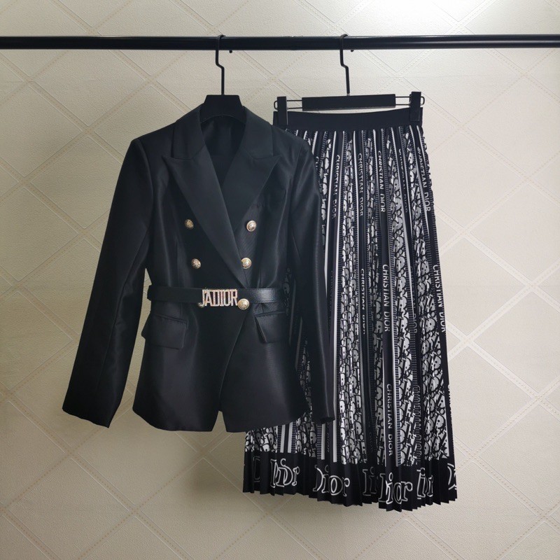 Set trang phục công sở Dior CD áo vest kết hợp cùng chân váy xếp ly dài có đai đi kèm