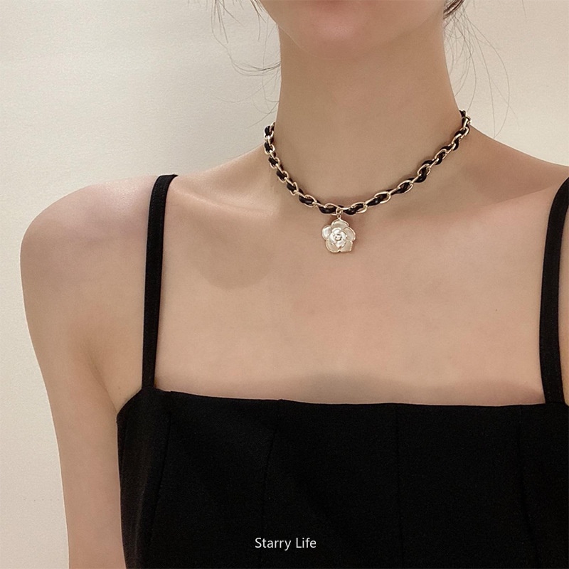 Vòng Cổ Choker Dây Da Mặt Hoa Trà