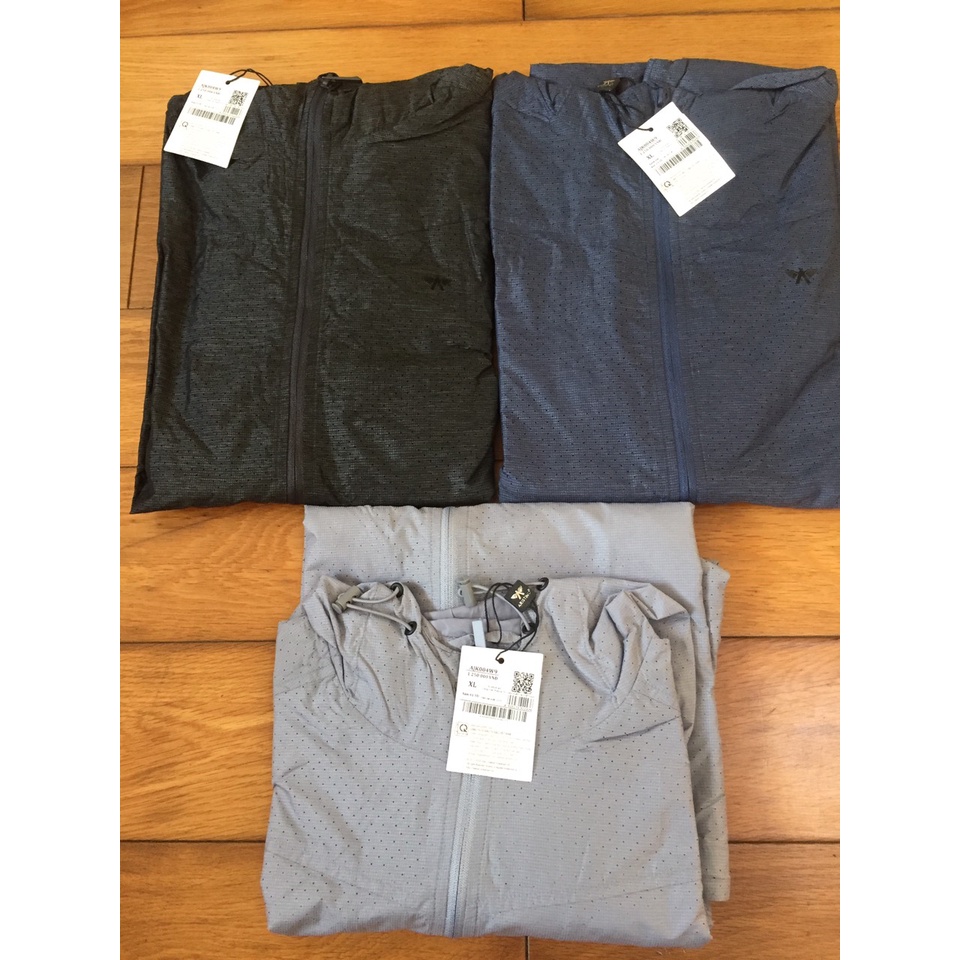 Áo khoác gió 2 lớp Aristino AJK004W9 có mũ liền, chun rút ở phần gấu áo, tay có miếng dính điều chỉnh