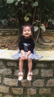 Đầm kẻ phối chữ cá tính