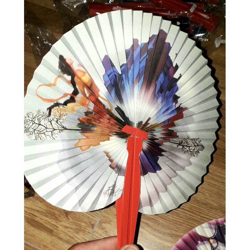 Một chiếc quạt giấy in hình xếp