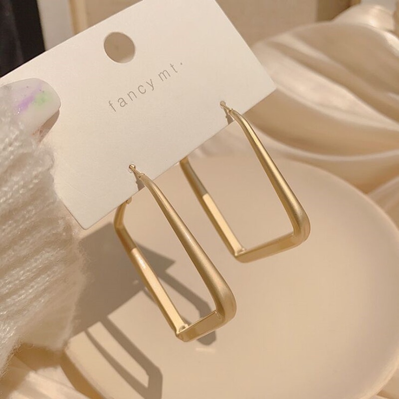 Khuyên tai kim loại hình tròn bản to kiểu Hàn Quốc phong cách cổ điển trẻ trung dành cho nữ