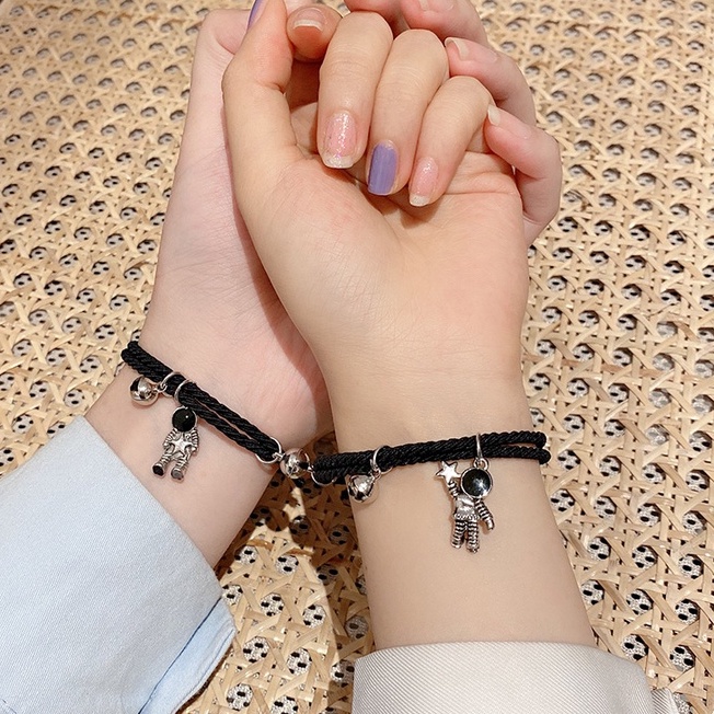 vòng tay đôi nam nữ Vòng Đeo Tay Cặp Bằng Cao Su Và Đá Nhỏ Nhắn Hình Phi Hành Gia Làm Quà Tặng Cho Bạn Trai/ Bạn Gái