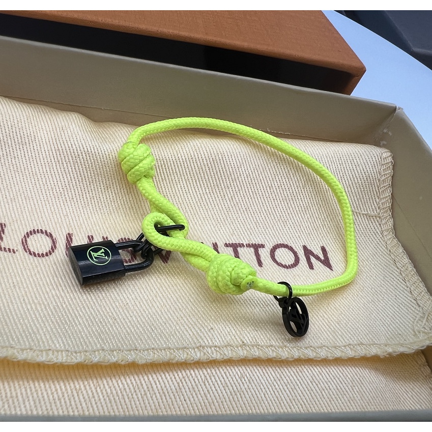 Vòng Tay Chất Liệu Titan Màu Đen Phối Khóa Louis Vuitton 2022