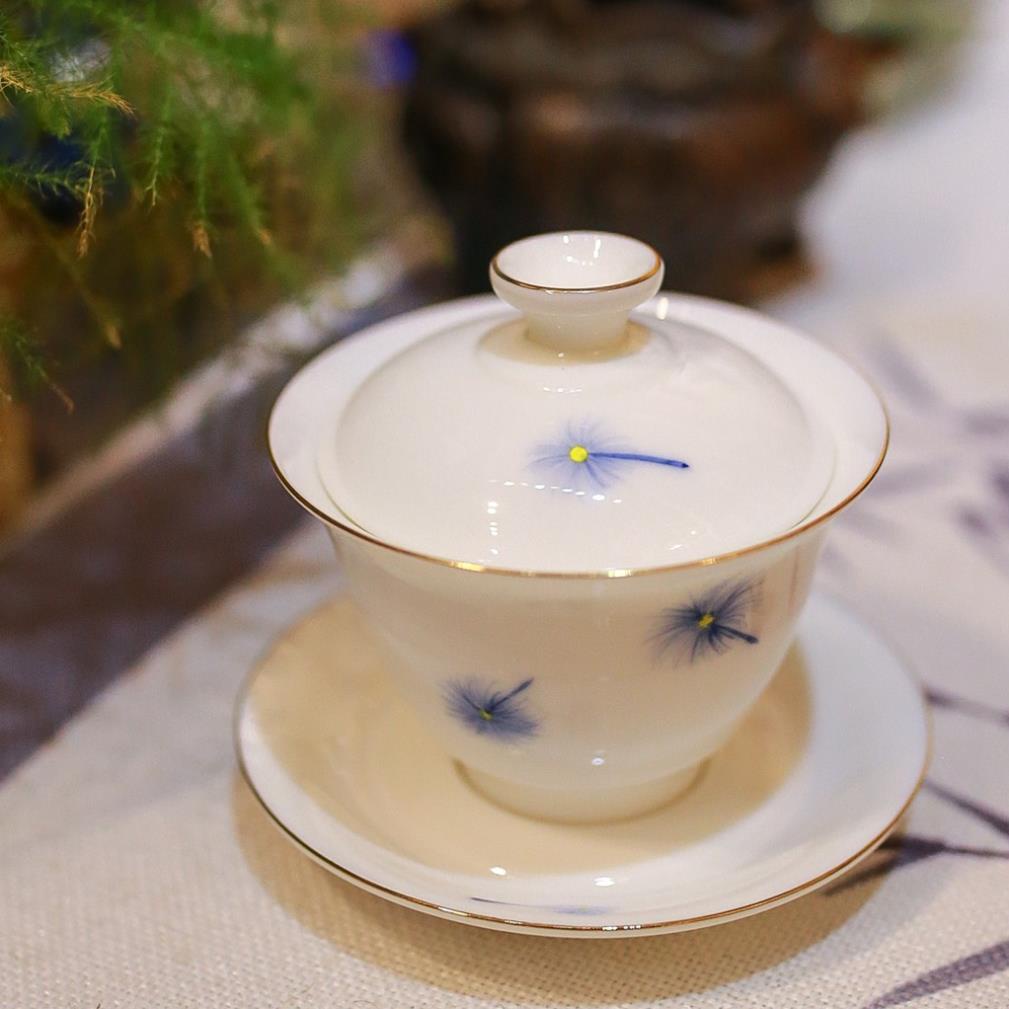 Chén khải men sứ trắng có hoạ tiết, loại dùng cho người bán chuyên nghiệp, pha trà hoặc uống trà.