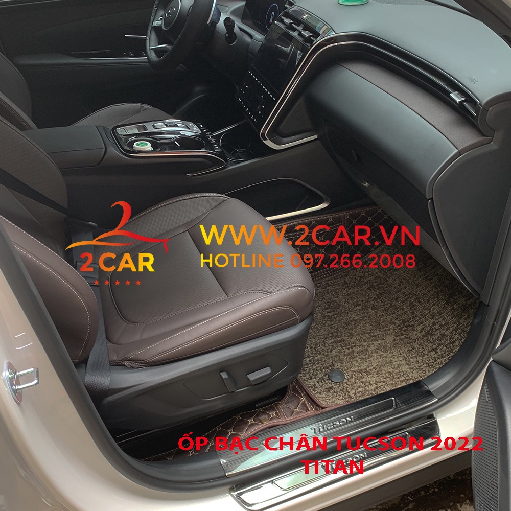 Ốp bậc chân trong, ngoài xe HYUNDAI TUCSON 2022- 2023 chất liệu Titan chữ dập nổi cao cấp