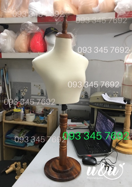 Manocanh đeo dây chuyền, choàng khăn