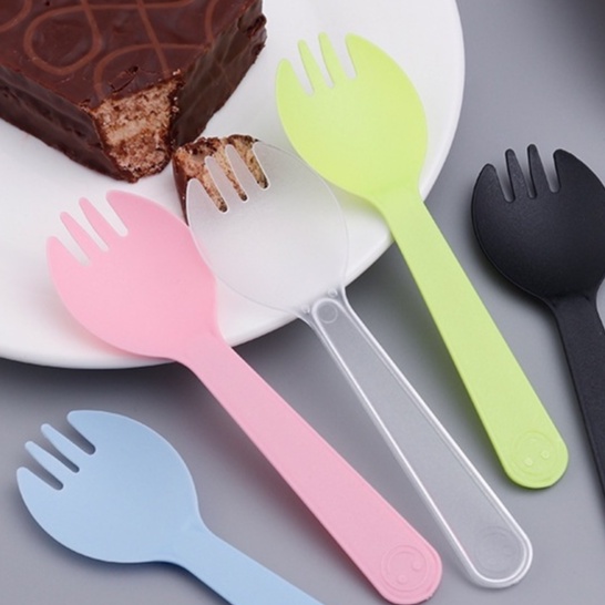 100 nĩa nhựa nhiều màu dùng ăn bánh lạnh tiramisu , panna cotta , mousse , bông lan trứng muối, socola