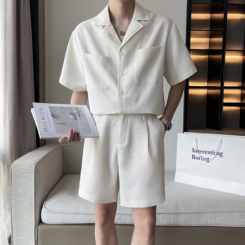 Set 2 món gồm áo sơ mi tay ngắn cổ vest + quần short dáng rộng phong cách thường ngày cho nam