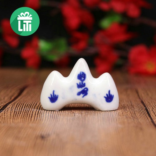 Đế gác cọ (gác bút) thư pháp, bằng sứ có hoa văn