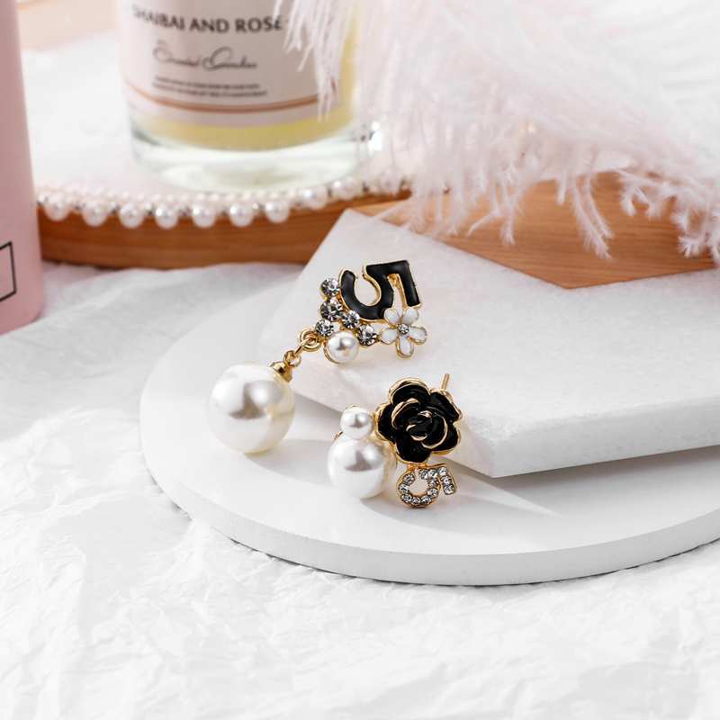 Khuyên tai thiết kế không đối xứng phối mặt hoa ngọt ngào xinh xắn