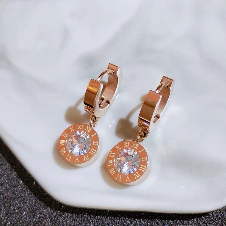 Khuyên tai thép titan mạ vàng hồng 18k họa tiết số La Mã đính kim cương giả phong cách Hàn Quốc thời trang