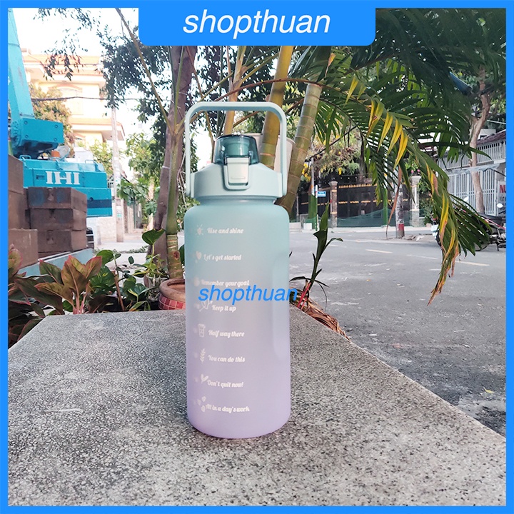Bình nước 2 lít chia vạch theo giờ có ống hút nhựa có quay xách