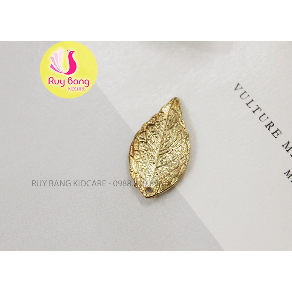 Cành lá kim loại, center đá đính hoa vải handmade