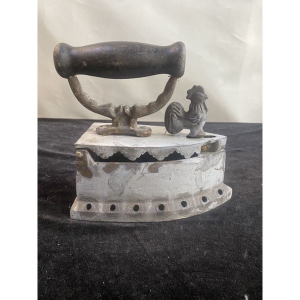 Bàn là con gà bằng đồng